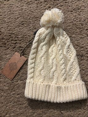 Women’s Patrick Francis Ireland Cream Cable Knit Pom Beanie- NWT